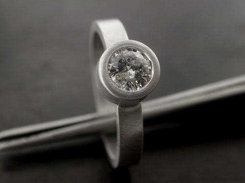 Luzia's Engagement Ring, White Gold Round Brillliant Cut Diamond