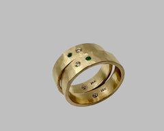 ZEUS RING WITH EMERALD AND DIAMOND YELLOW GOLD 5MM WIDE