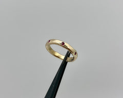 MORAVA RING YELLOW GOLD AND RUBIES