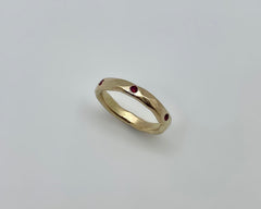 MORAVA RING YELLOW GOLD AND RUBIES