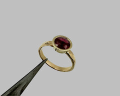 SARI'S RING YELLOW GOLD & RUBY