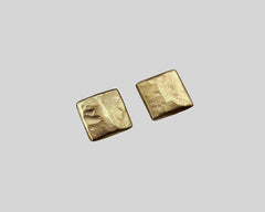 QUADRATE FORGED STUDS YELLOW GOLD