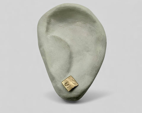 QUADRATE FORGED STUDS YELLOW GOLD
