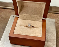 Honey's ring diamond and rose gold