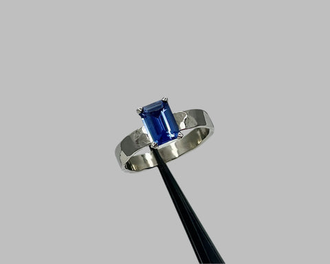 Jess' Ring White Gold And Blue Sapphire