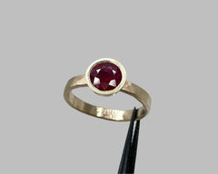 SARI'S RING YELLOW GOLD & RUBY