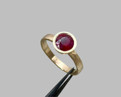 SARI'S RING YELLOW GOLD & RUBY