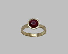 SARI'S RING YELLOW GOLD & RUBY