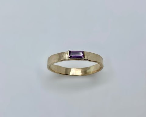 KARL'S RING YELLOW GOLD AND LILAC SAPPHIRE